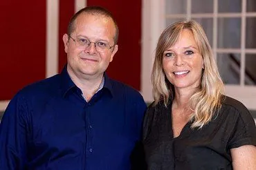 Alttekst: En smilende mand og kvinde, der poserer sammen.